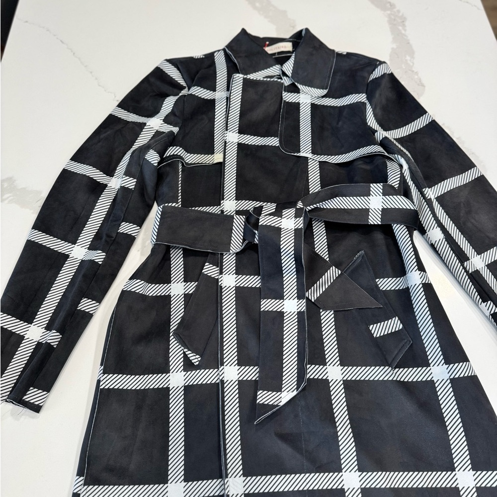 Solitaire Black and White Striped Detail Garment - Picture 4 of 8